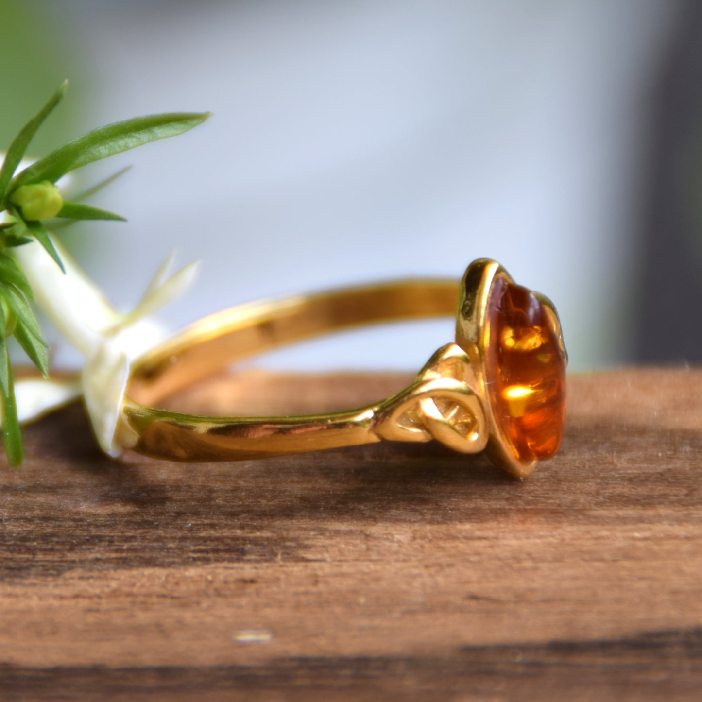 Delicato anello a fascia con triskel creato in Ambra naturale color cognac e Argento placcato in Oro 18k, MJ Baltica, BZP061