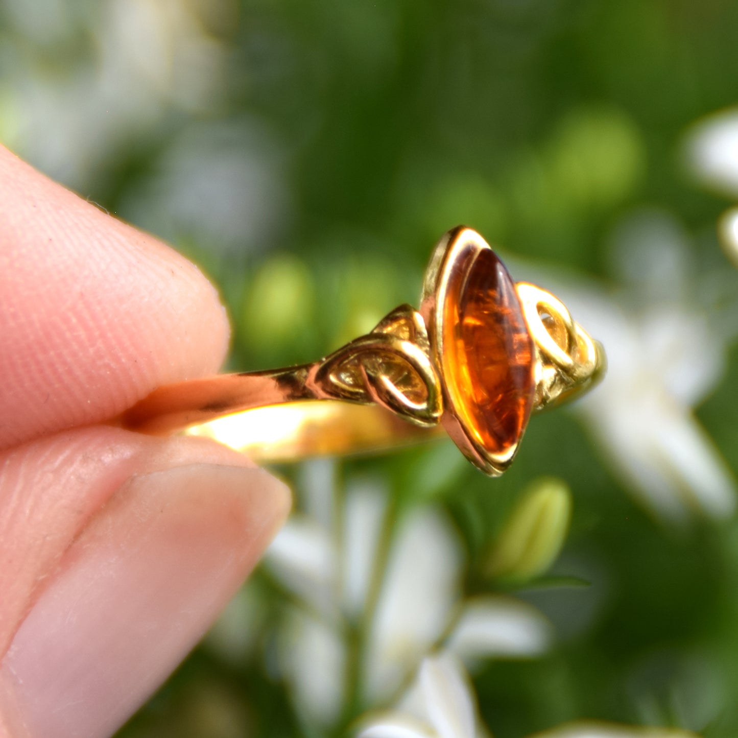 Delicato anello a fascia con triskel creato in Ambra naturale color cognac e Argento placcato in Oro 18k, MJ Baltica, BZP061