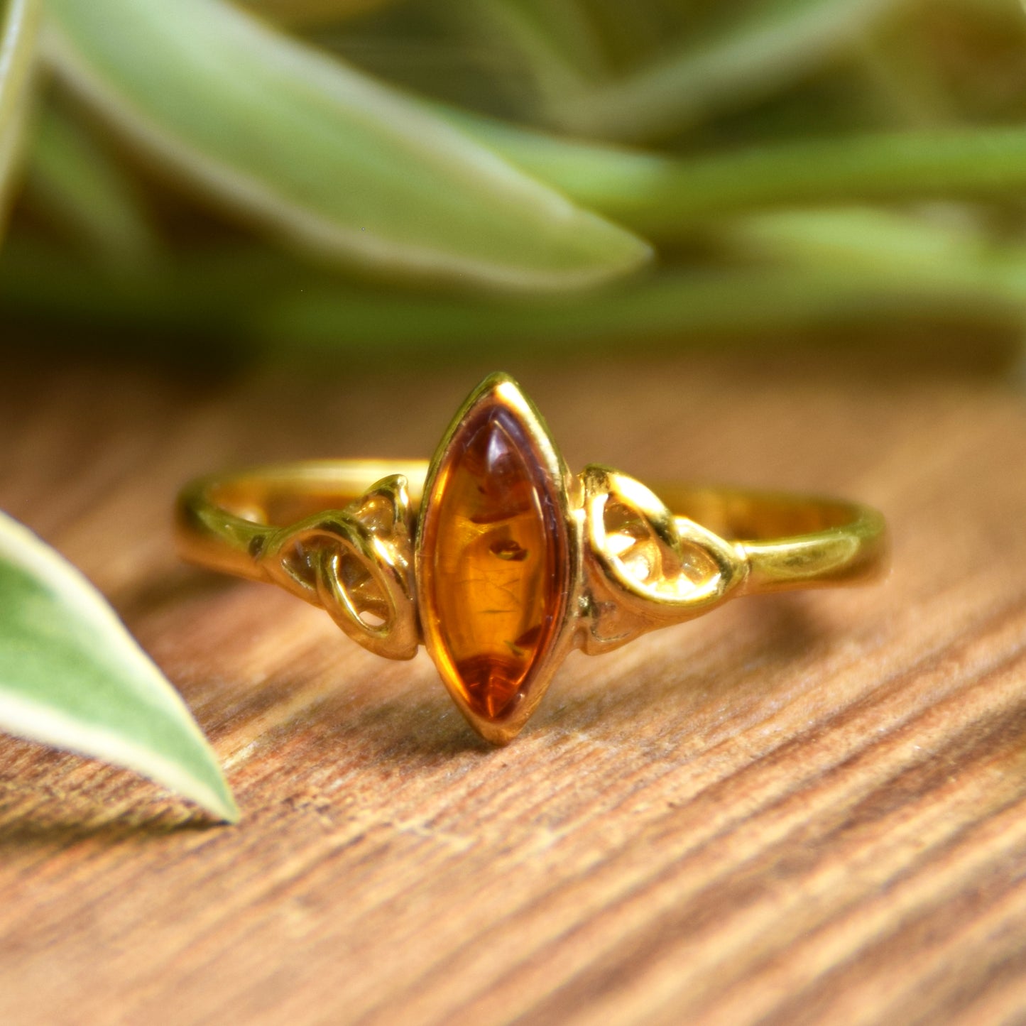 Delicato anello a fascia con triskel creato in Ambra naturale color cognac e Argento placcato in Oro 18k, MJ Baltica, BZP061