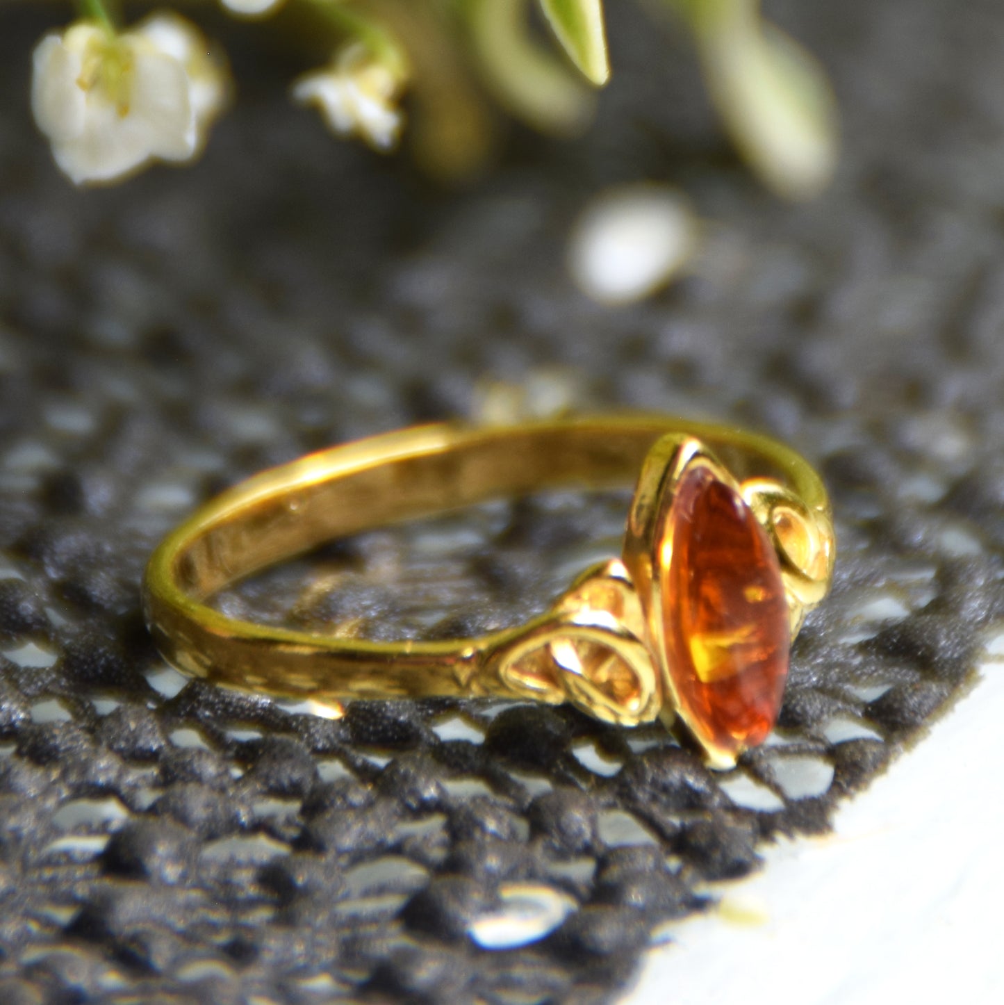 Delicato anello a fascia con triskel creato in Ambra naturale color cognac e Argento placcato in Oro 18k, MJ Baltica, BZP061