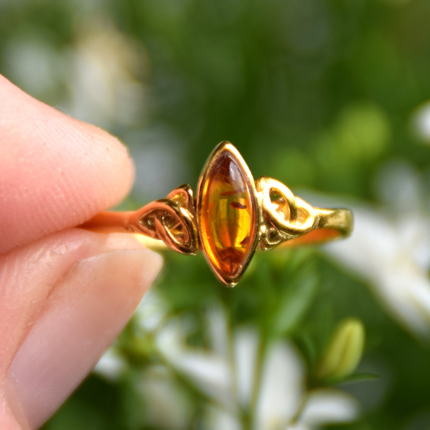 Delicato anello a fascia con triskel creato in Ambra naturale color cognac e Argento placcato in Oro 18k, MJ Baltica, BZP061