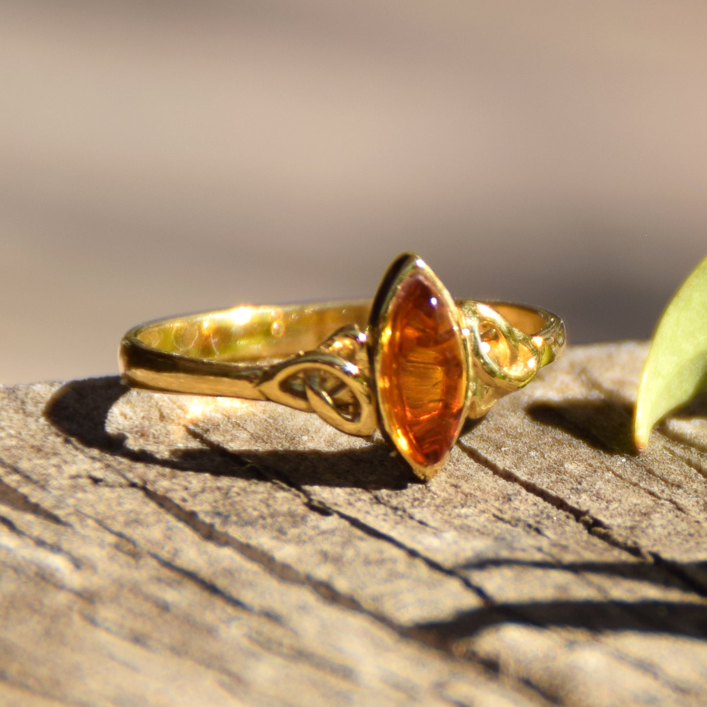 Delicato anello a fascia con triskel creato in Ambra naturale color cognac e Argento placcato in Oro 18k, MJ Baltica, BZP061
