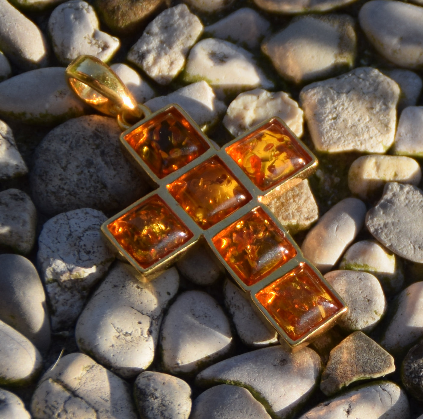 Cognac-colored natural Amber and 18k Gold-plated Silver cross pendant, MJ Baltica, BZW002