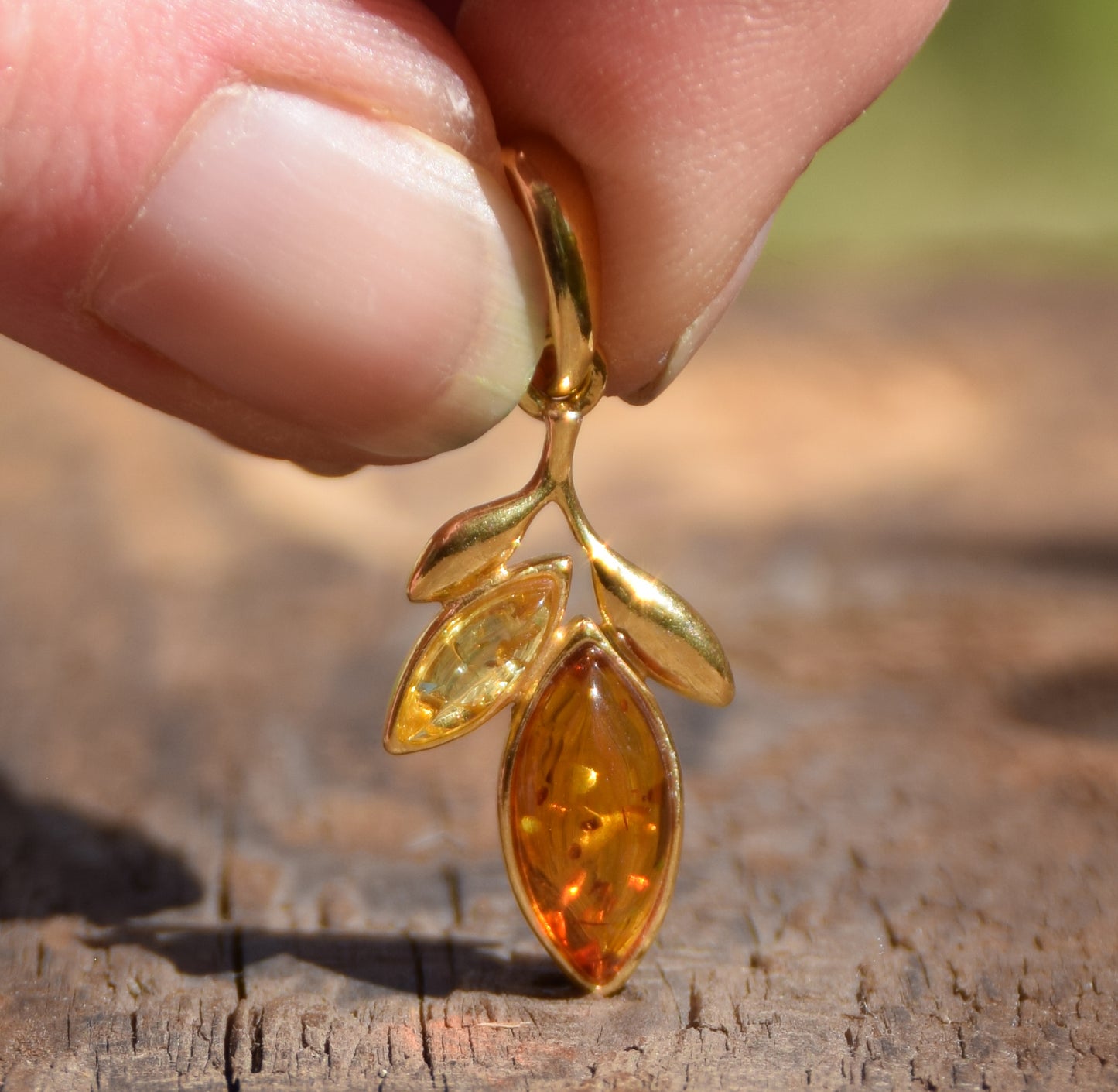Luminoso ciondolo floreale in Ambra naturale di varie tonalità e Argento placcato Oro 18k, MJ Baltica, BZW007