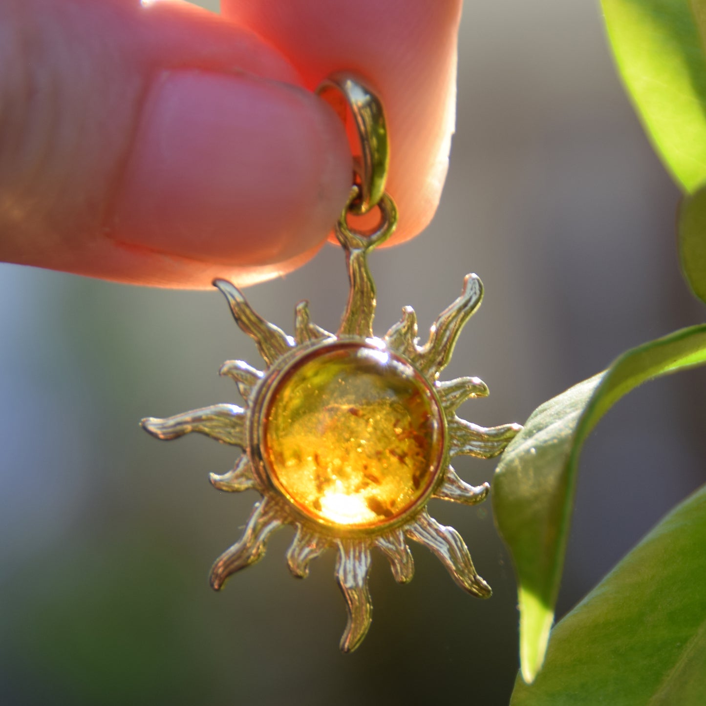 Luminoso ciondolo a sole con Ambra naturale color cognac e Argento placcato in Oro 18 carati, MJ Baltica, BZW014