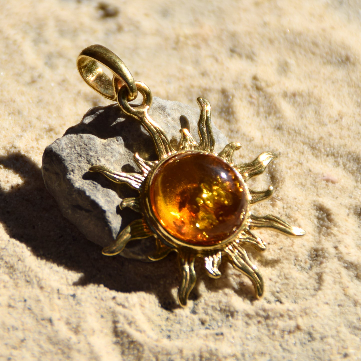 Luminoso ciondolo a sole con Ambra naturale color cognac e Argento placcato in Oro 18 carati, MJ Baltica, BZW014