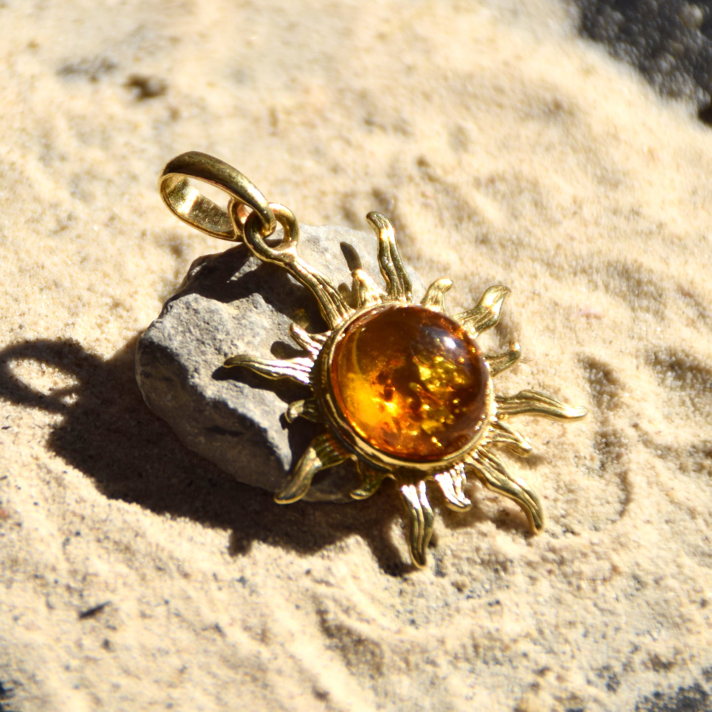 Luminoso ciondolo a sole con Ambra naturale color cognac e Argento placcato in Oro 18 carati, MJ Baltica, BZW014