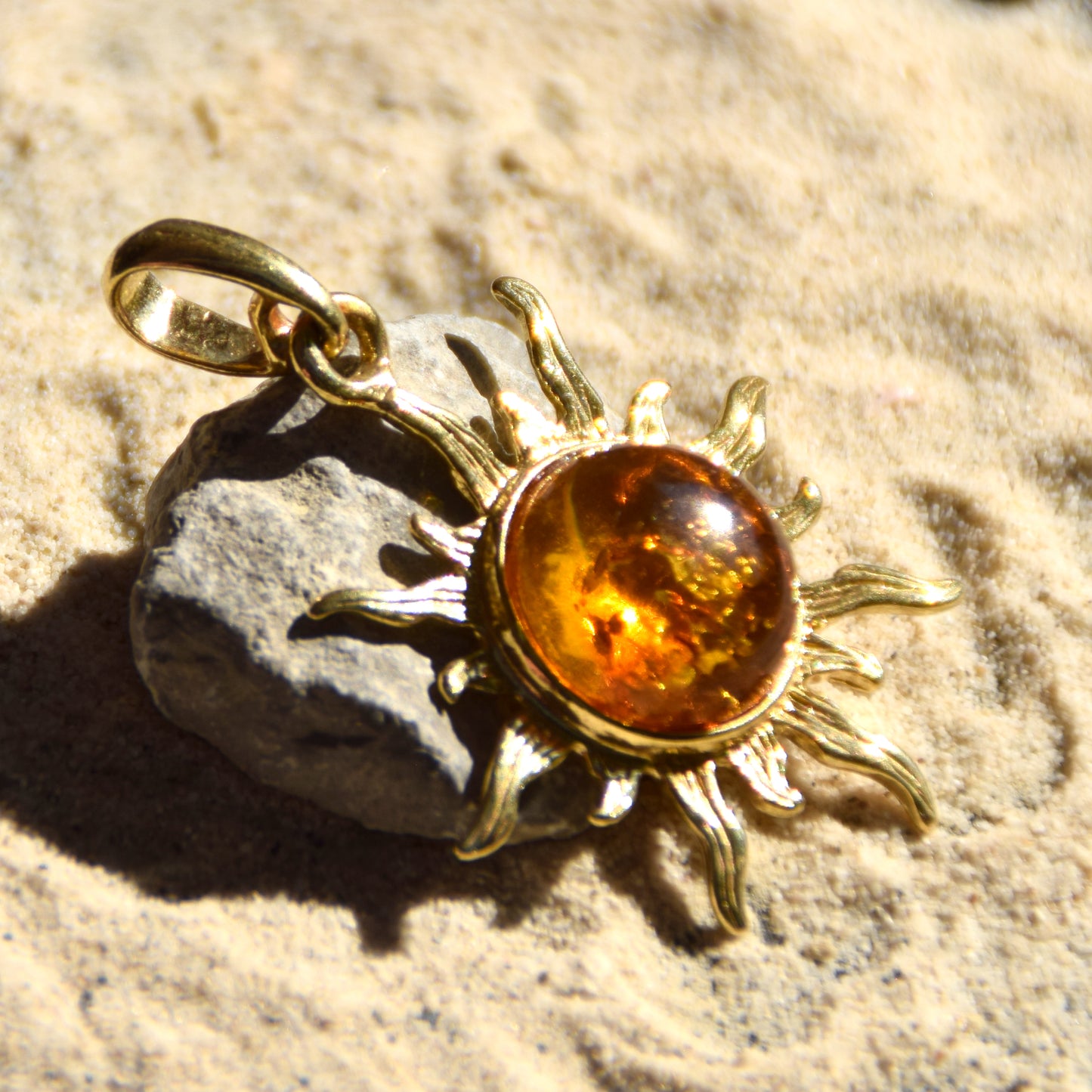Luminoso ciondolo a sole con Ambra naturale color cognac e Argento placcato in Oro 18 carati, MJ Baltica, BZW014