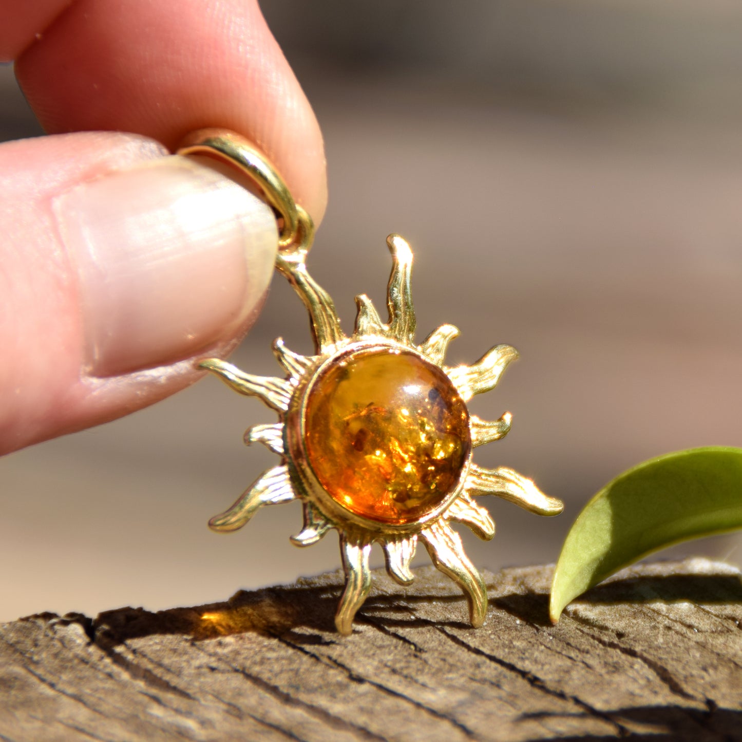Luminoso ciondolo a sole con Ambra naturale color cognac e Argento placcato in Oro 18 carati, MJ Baltica, BZW014