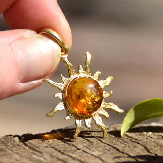 Luminoso ciondolo a sole con Ambra naturale color cognac e Argento placcato in Oro 18 carati, MJ Baltica, BZW014