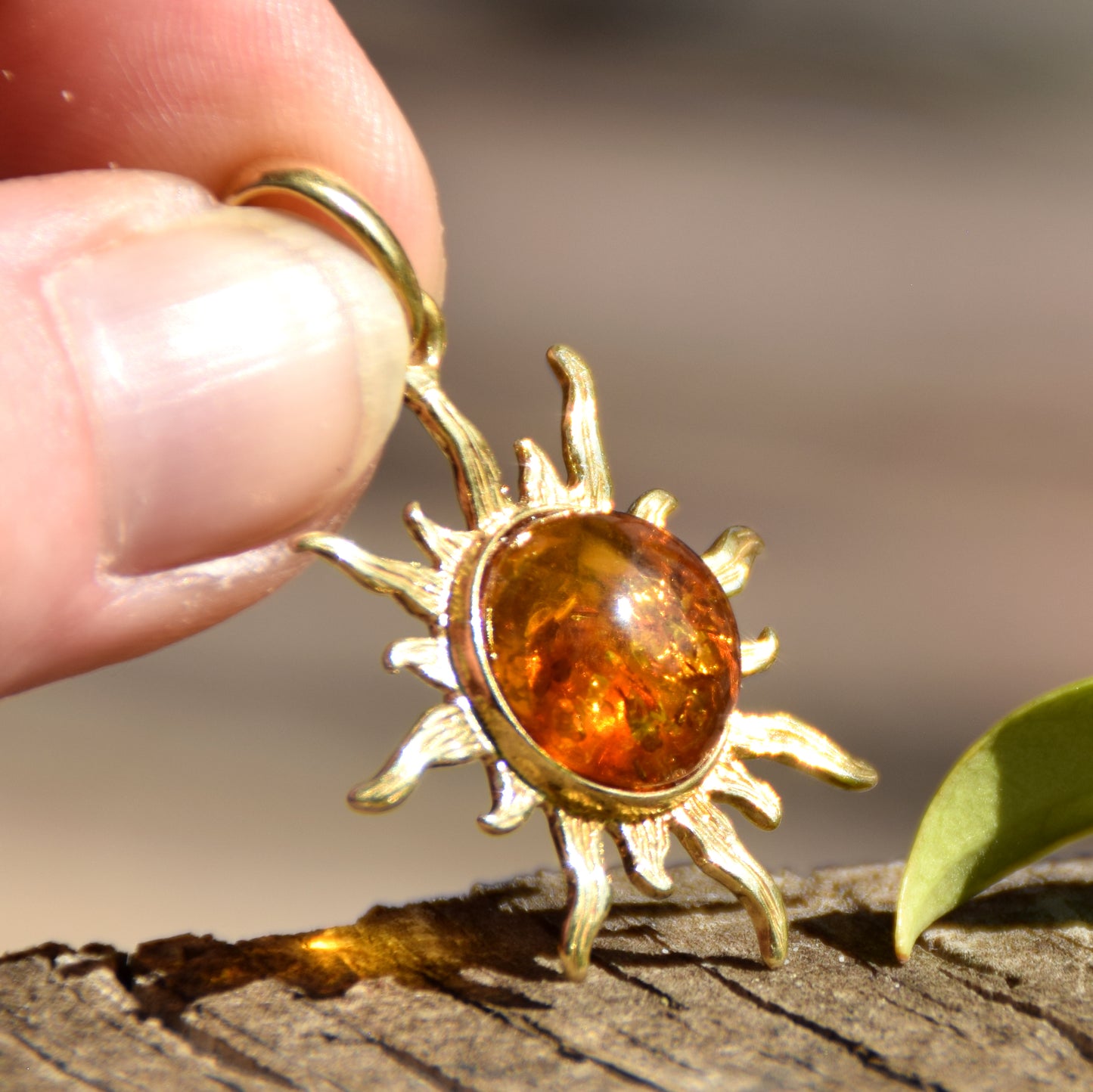 Luminoso ciondolo a sole con Ambra naturale color cognac e Argento placcato in Oro 18 carati, MJ Baltica, BZW014