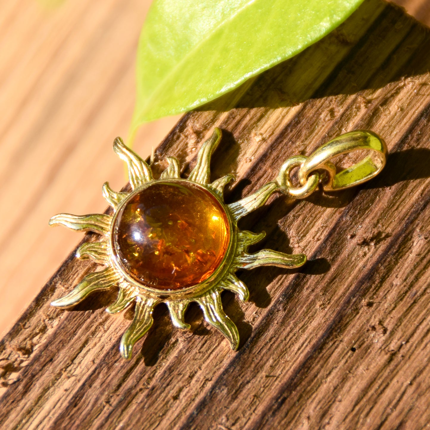 Luminoso ciondolo a sole con Ambra naturale color cognac e Argento placcato in Oro 18 carati, MJ Baltica, BZW014