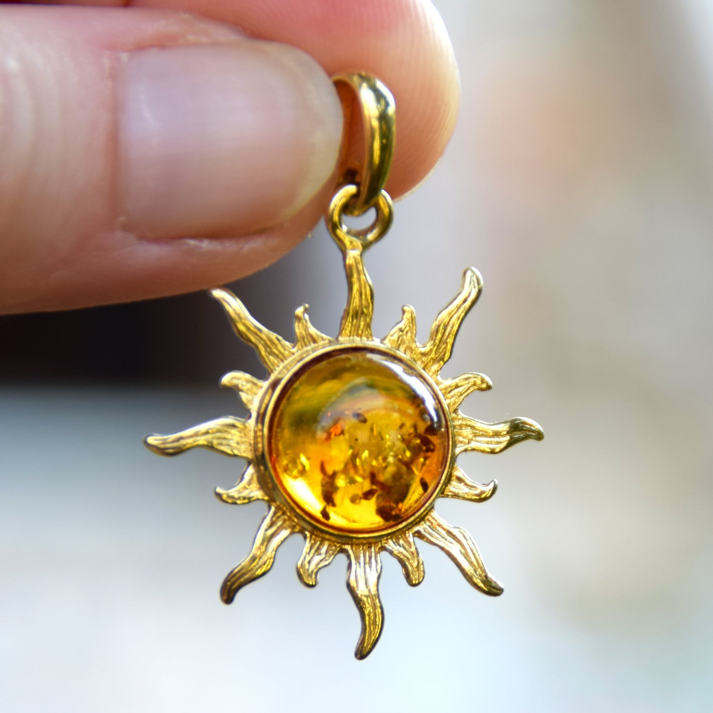 Luminoso ciondolo a sole con Ambra naturale color cognac e Argento placcato in Oro 18 carati, MJ Baltica, BZW014