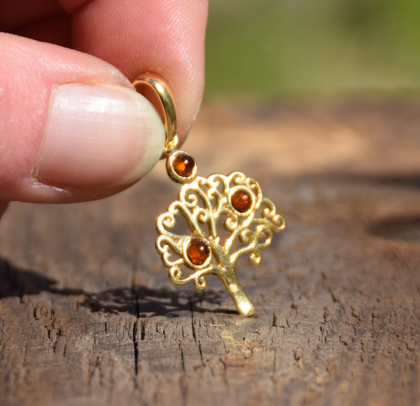 Delicato ciondolo con albero della vita in Abmra naturale color cognac e Argento placcato in Oro 18k, MJ Baltica, BZW016