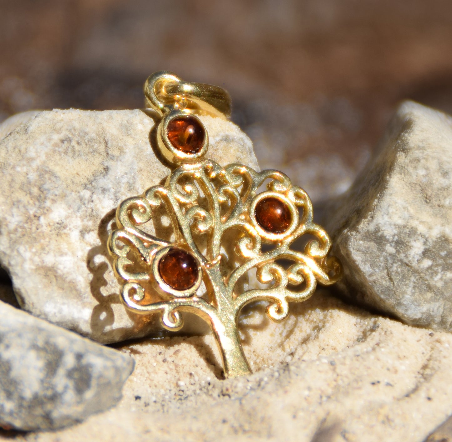 Delicato ciondolo con albero della vita in Abmra naturale color cognac e Argento placcato in Oro 18k, MJ Baltica, BZW016