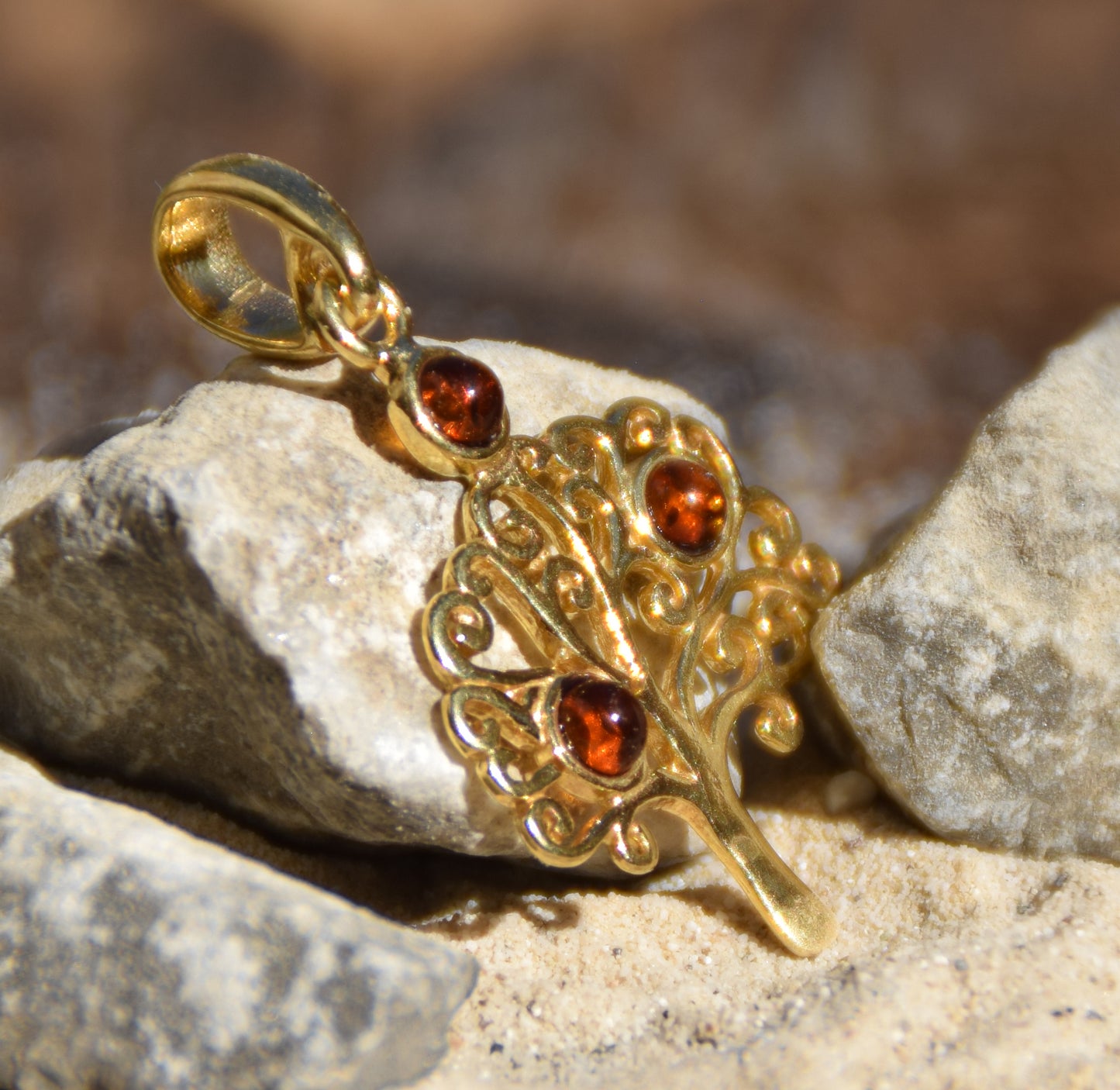 Delicato ciondolo con albero della vita in Abmra naturale color cognac e Argento placcato in Oro 18k, MJ Baltica, BZW016