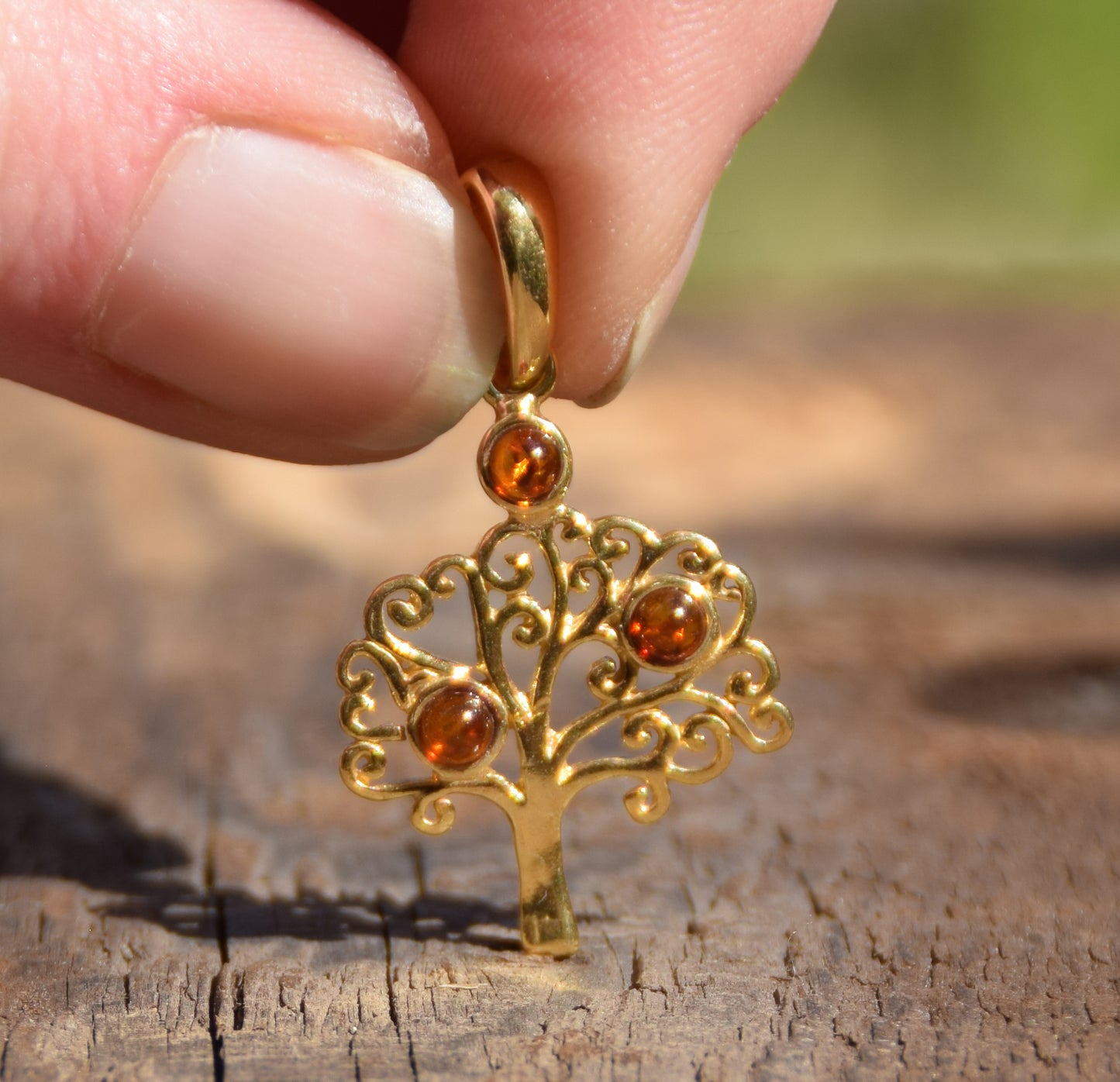 Delicato ciondolo con albero della vita in Abmra naturale color cognac e Argento placcato in Oro 18k, MJ Baltica, BZW016