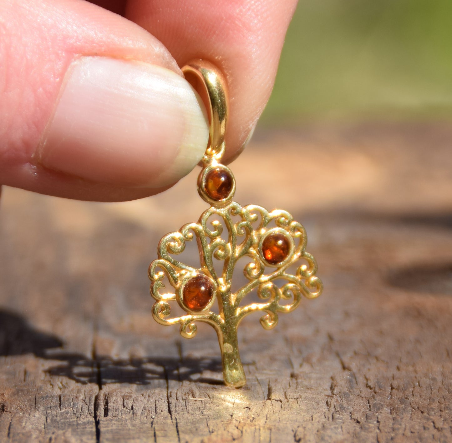 Delicato ciondolo con albero della vita in Abmra naturale color cognac e Argento placcato in Oro 18k, MJ Baltica, BZW016