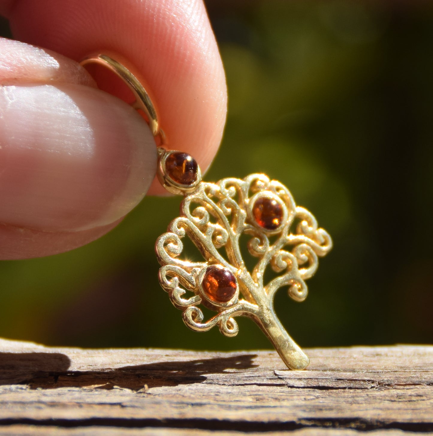 Delicato ciondolo con albero della vita in Abmra naturale color cognac e Argento placcato in Oro 18k, MJ Baltica, BZW016