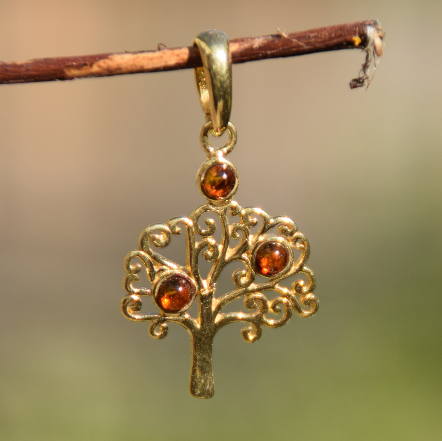Delicato ciondolo con albero della vita in Abmra naturale color cognac e Argento placcato in Oro 18k, MJ Baltica, BZW016