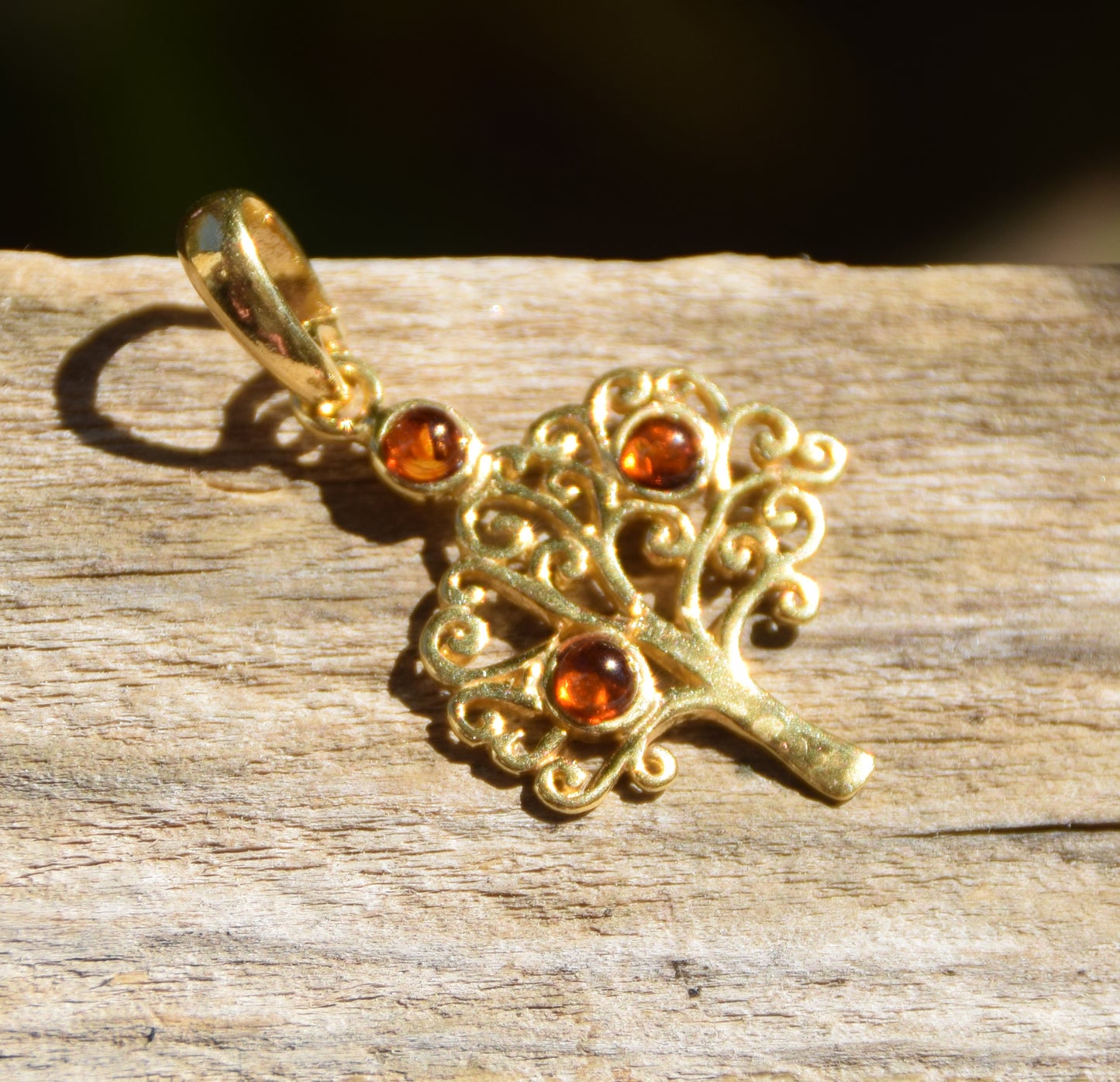 Delicato ciondolo con albero della vita in Abmra naturale color cognac e Argento placcato in Oro 18k, MJ Baltica, BZW016