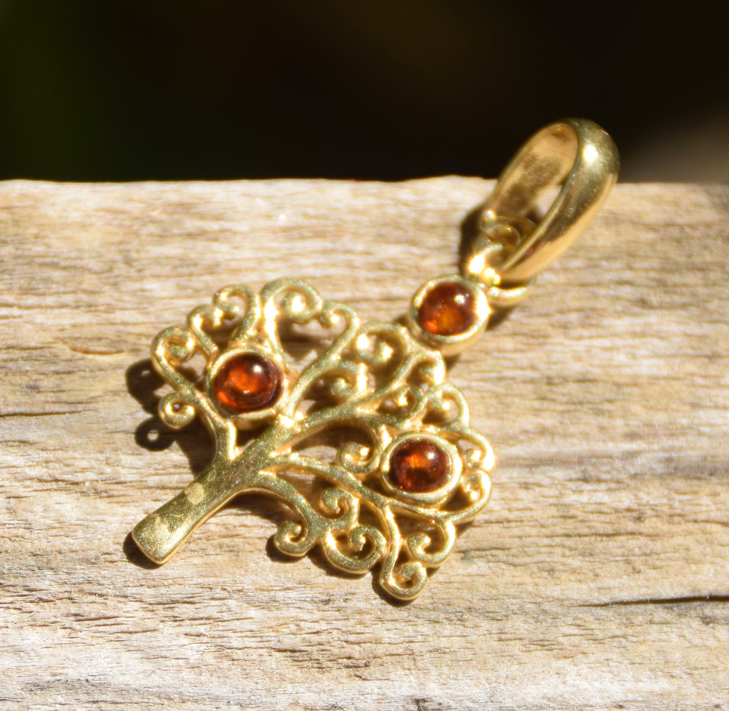 Delicato ciondolo con albero della vita in Abmra naturale color cognac e Argento placcato in Oro 18k, MJ Baltica, BZW016