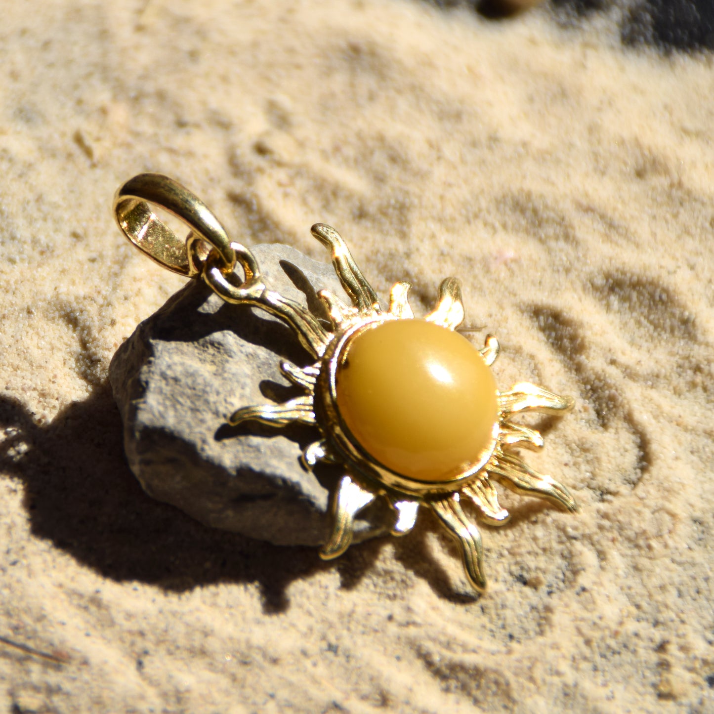 Elegante ciondolo a sole con Ambra naturale imperiale color crema e Argento placcato in Oro 18 carati, MJ Baltica, BZW023