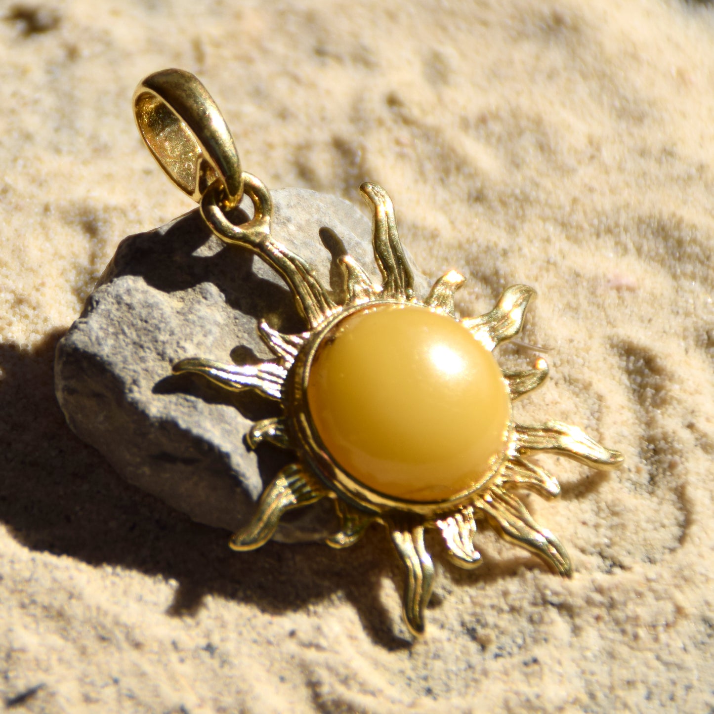 Elegante ciondolo a sole con Ambra naturale imperiale color crema e Argento placcato in Oro 18 carati, MJ Baltica, BZW023