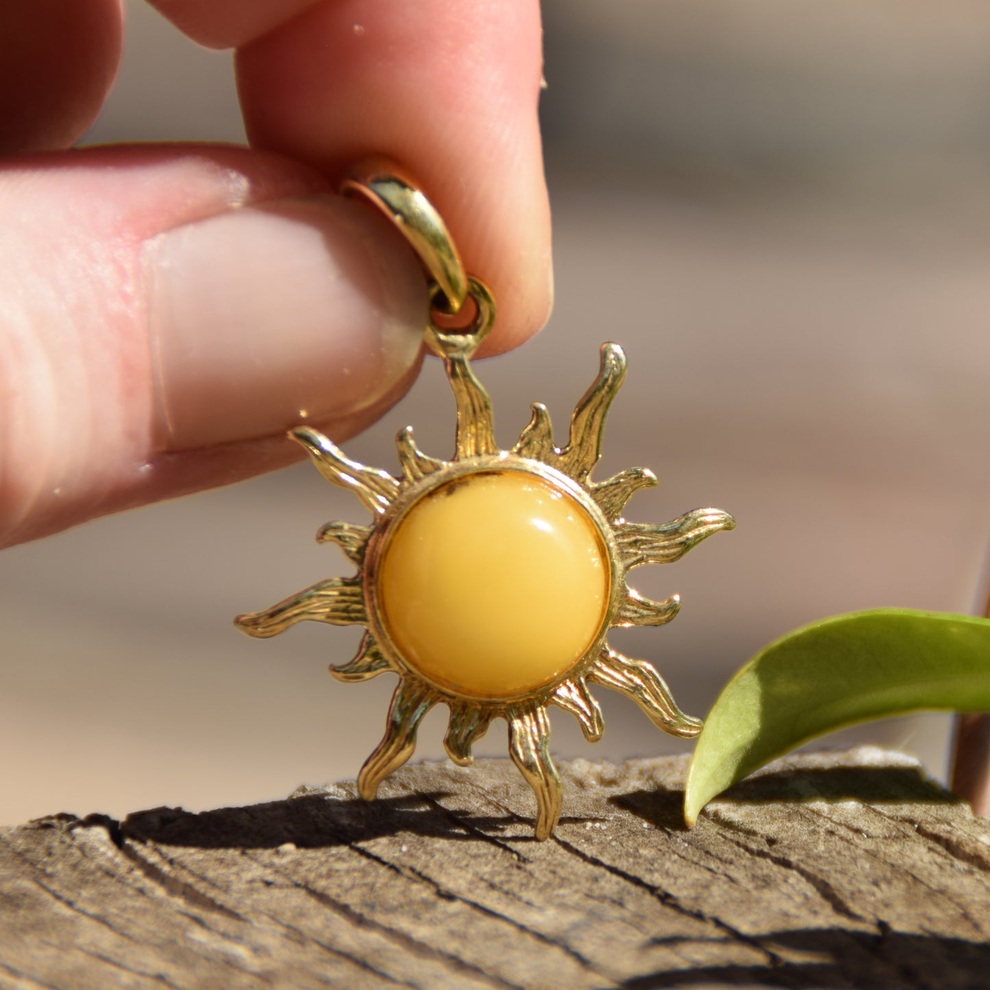 Elegante ciondolo a sole con Ambra naturale imperiale color crema e Argento placcato in Oro 18 carati, MJ Baltica, BZW023