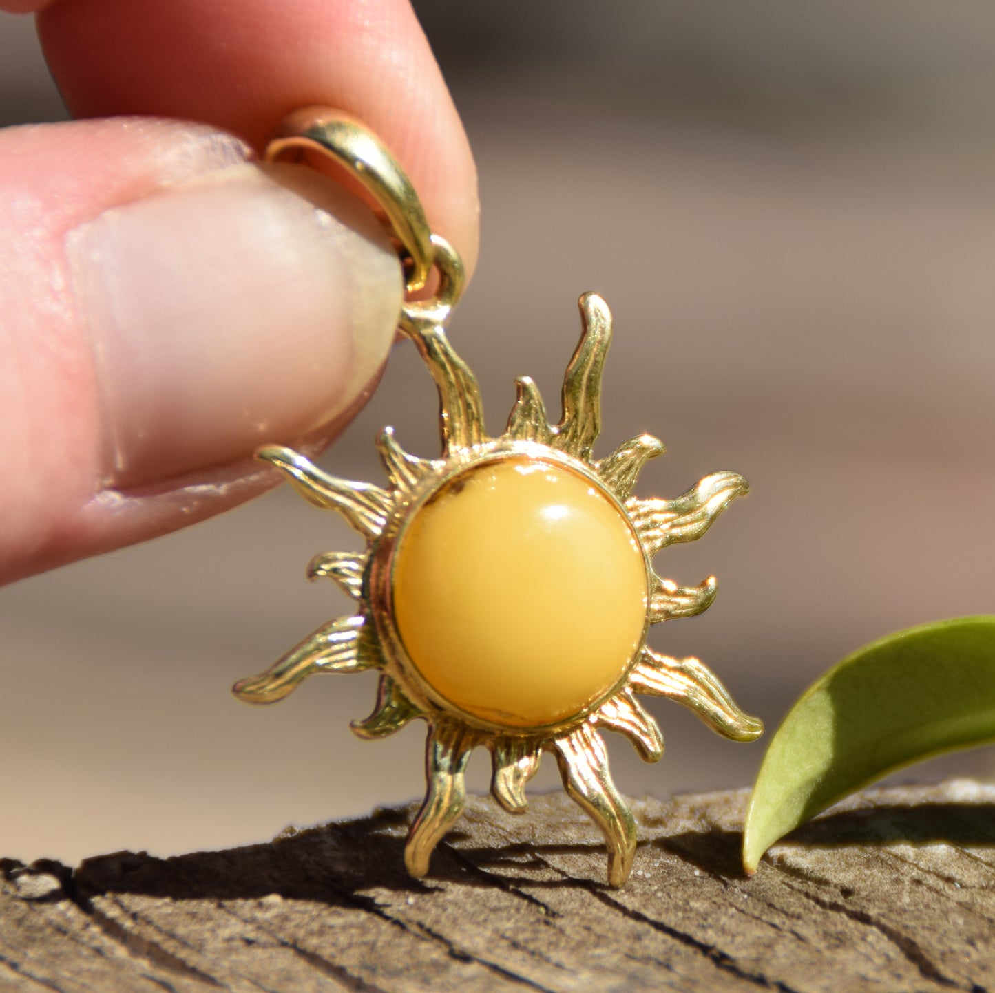 Elegante ciondolo a sole con Ambra naturale imperiale color crema e Argento placcato in Oro 18 carati, MJ Baltica, BZW023
