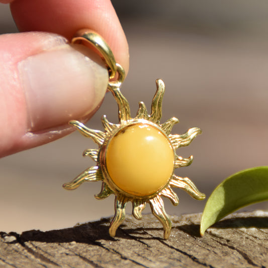 Elegante ciondolo a sole con Ambra naturale imperiale color crema e Argento placcato in Oro 18 carati, MJ Baltica, BZW023