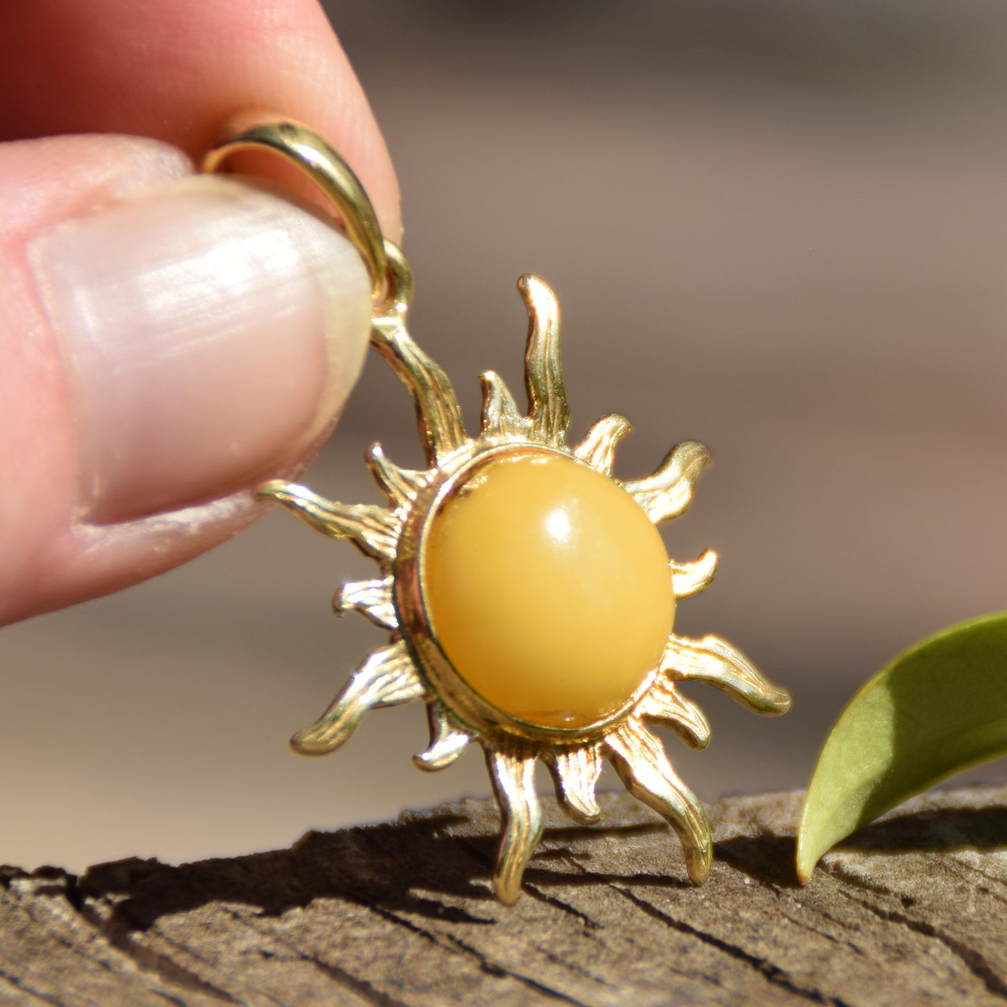 Elegante ciondolo a sole con Ambra naturale imperiale color crema e Argento placcato in Oro 18 carati, MJ Baltica, BZW023