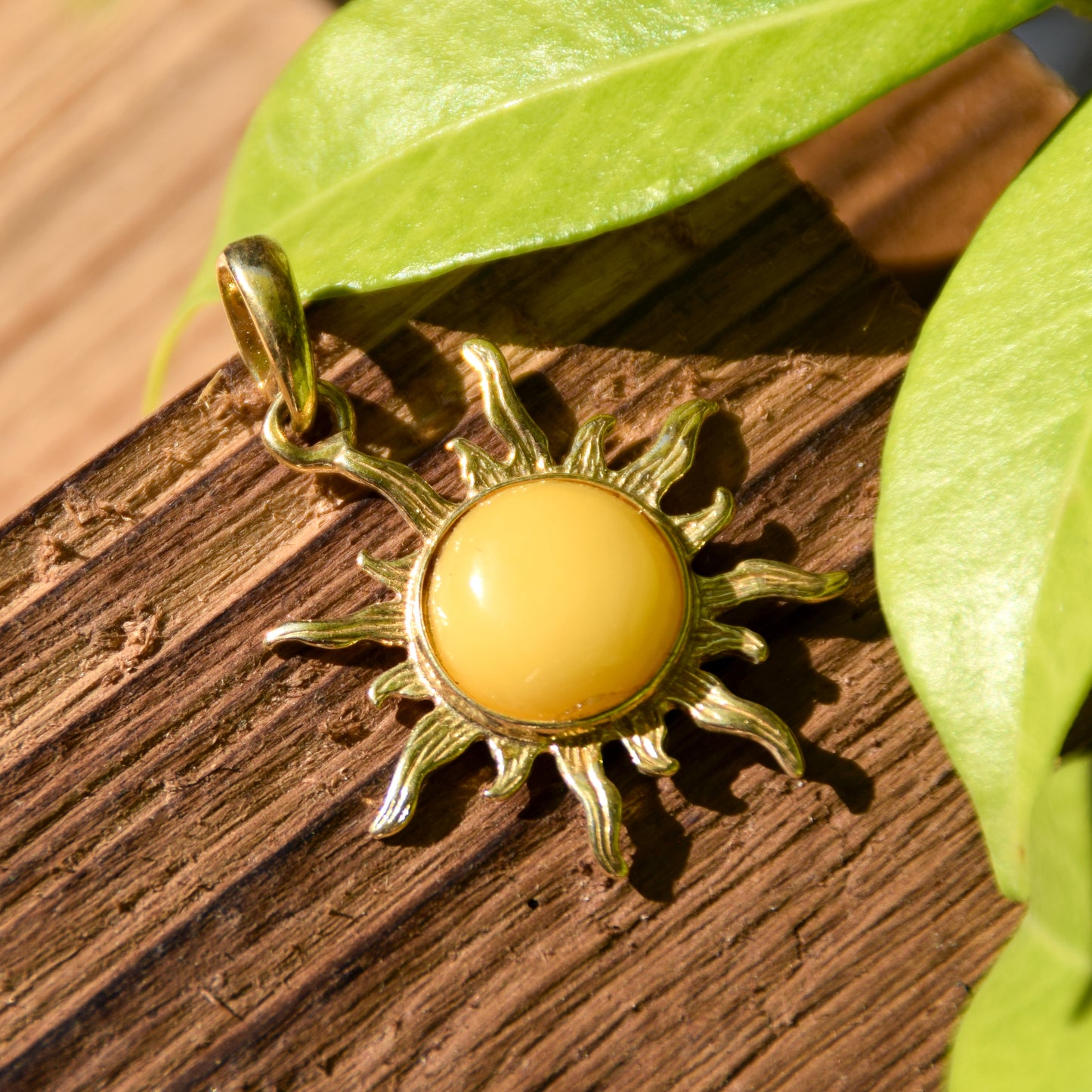 Elegante ciondolo a sole con Ambra naturale imperiale color crema e Argento placcato in Oro 18 carati, MJ Baltica, BZW023