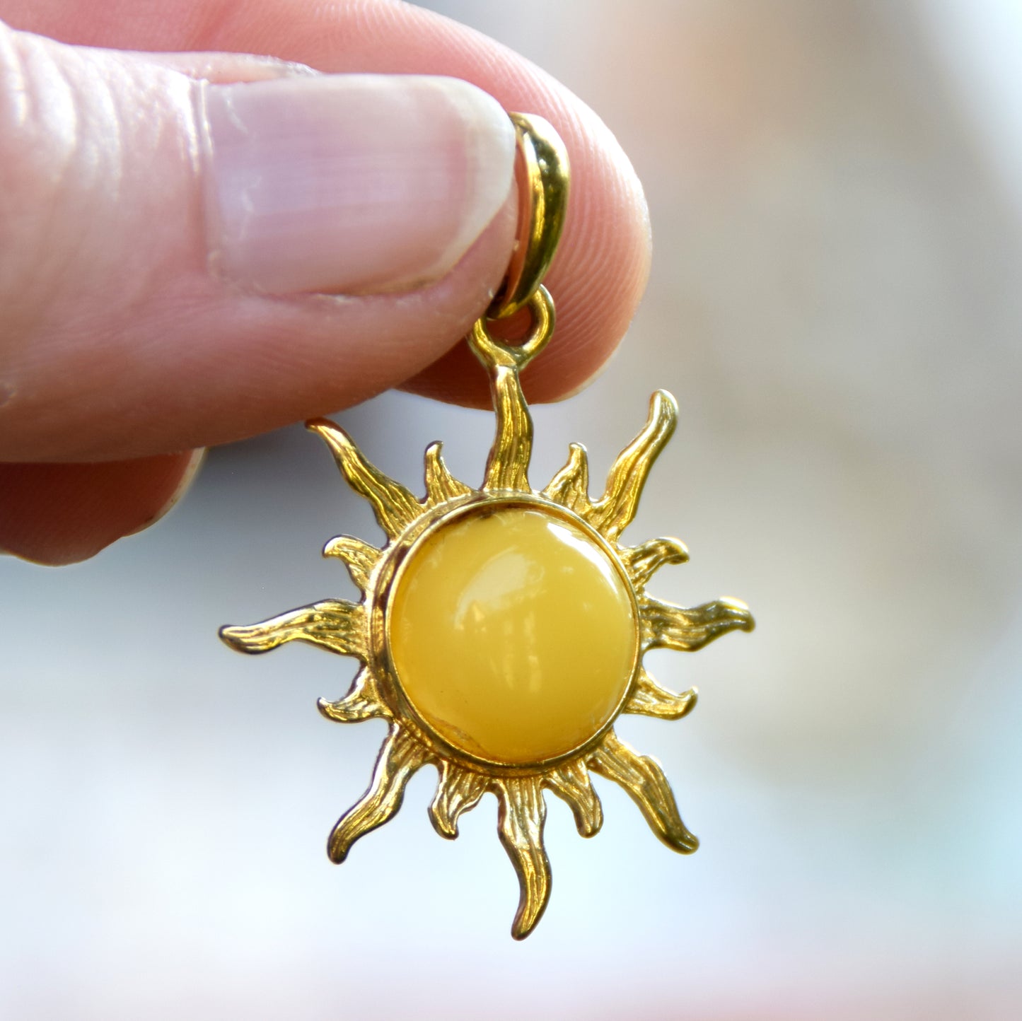 Elegante ciondolo a sole con Ambra naturale imperiale color crema e Argento placcato in Oro 18 carati, MJ Baltica, BZW023
