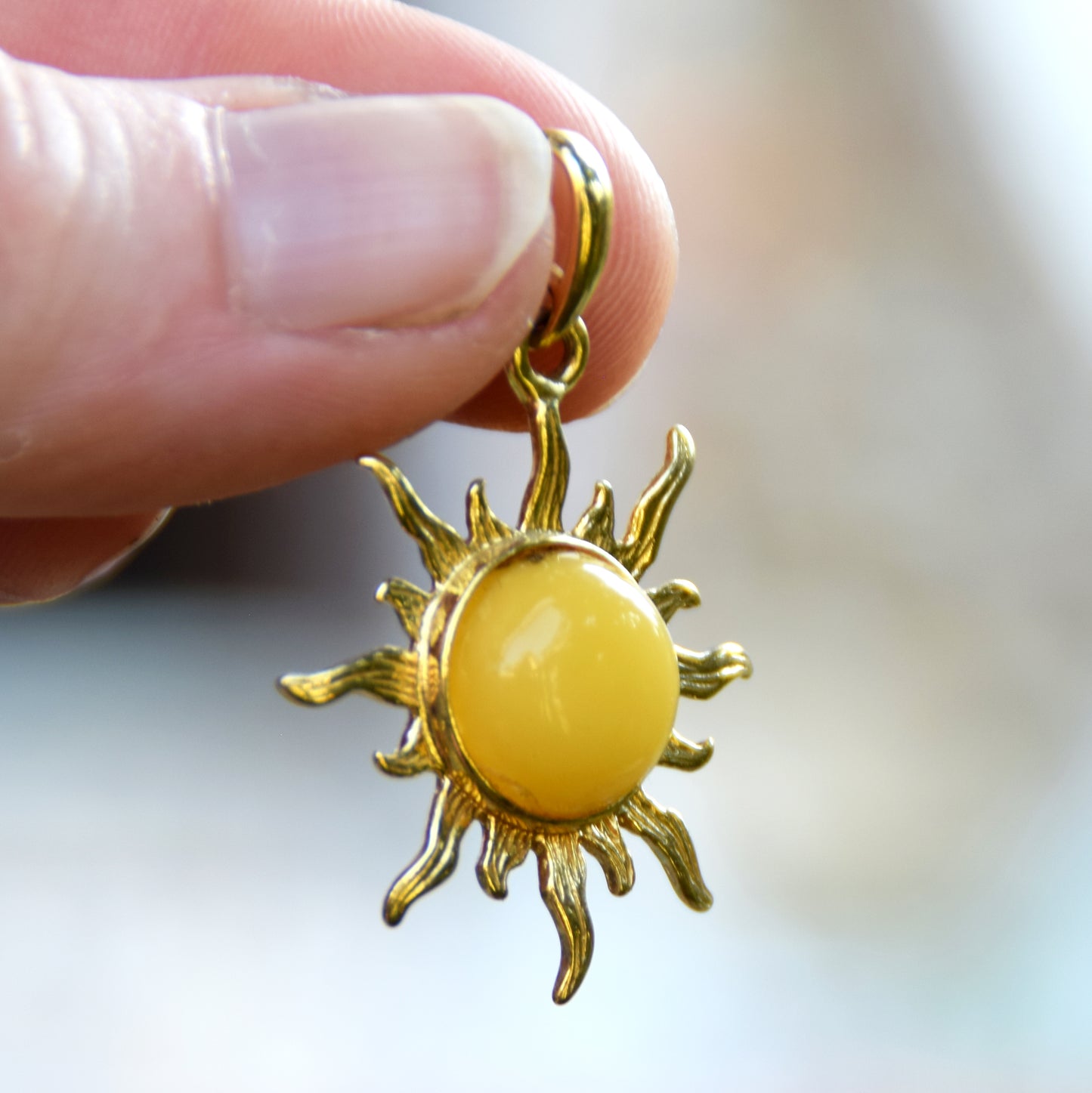 Elegante ciondolo a sole con Ambra naturale imperiale color crema e Argento placcato in Oro 18 carati, MJ Baltica, BZW023