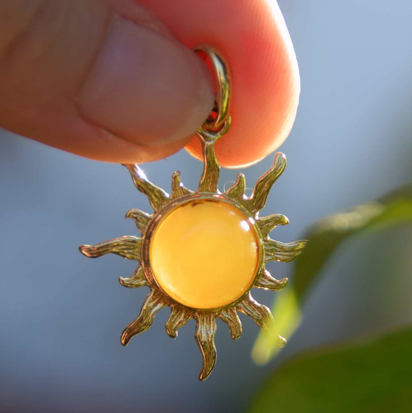 Elegante ciondolo a sole con Ambra naturale imperiale color crema e Argento placcato in Oro 18 carati, MJ Baltica, BZW023