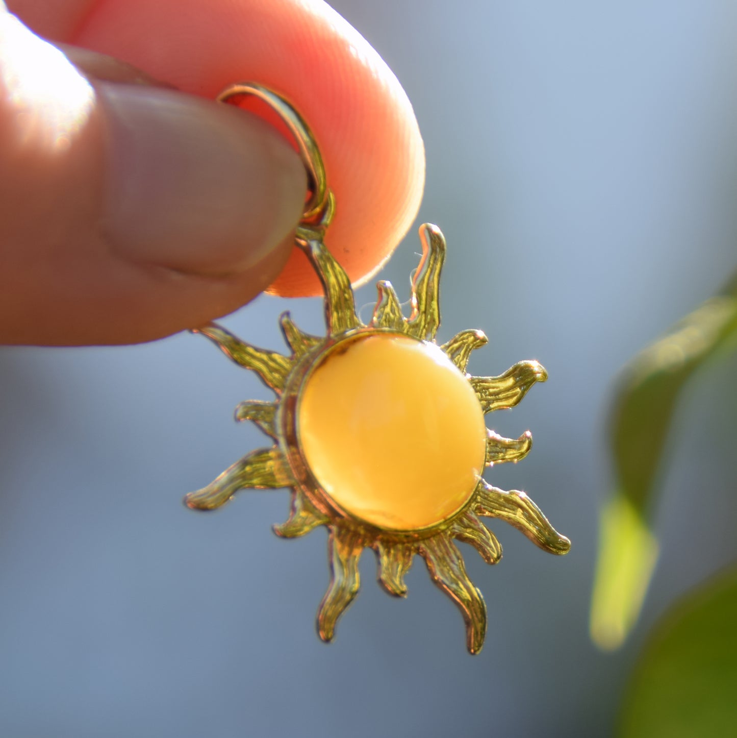 Elegante ciondolo a sole con Ambra naturale imperiale color crema e Argento placcato in Oro 18 carati, MJ Baltica, BZW023