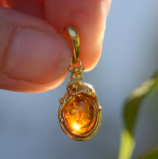 Elegante ciondolo ovale stile vintage creato in Argento 925 placcato in Oro 18k e Ambra naturale color cognac, MJ Baltica, BZW024