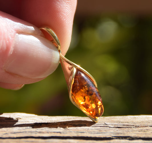 Elegante ciondolo a forma di foglia in Ambra naturale color cognac e Argento placcato Oro 18k, MJ Baltica, BZW025