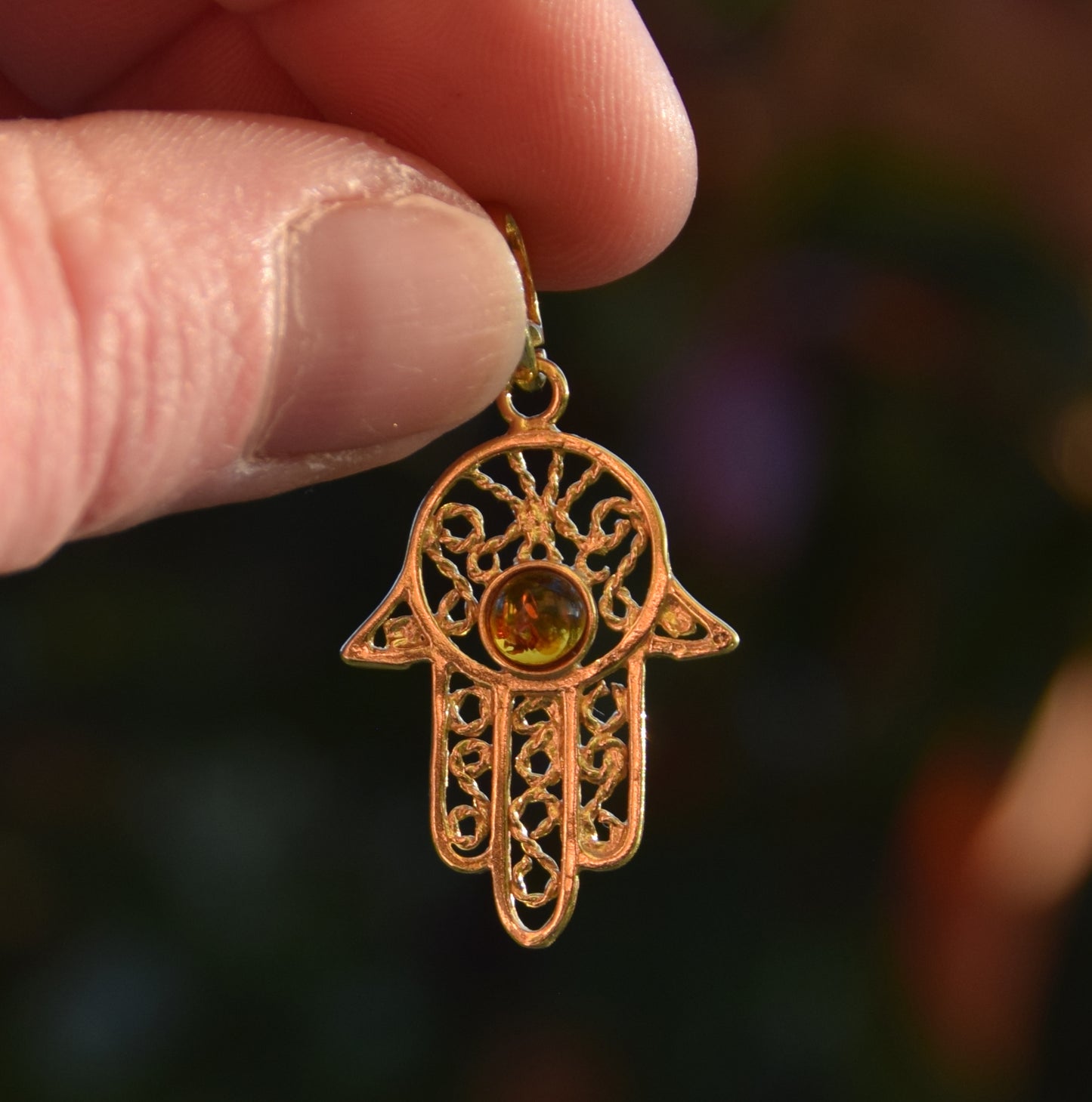 Ciondolo con la mano di fatima in Ambra naturale color cognac e Argento placcato in Oro 18k, MJ Baltica, BZW030
