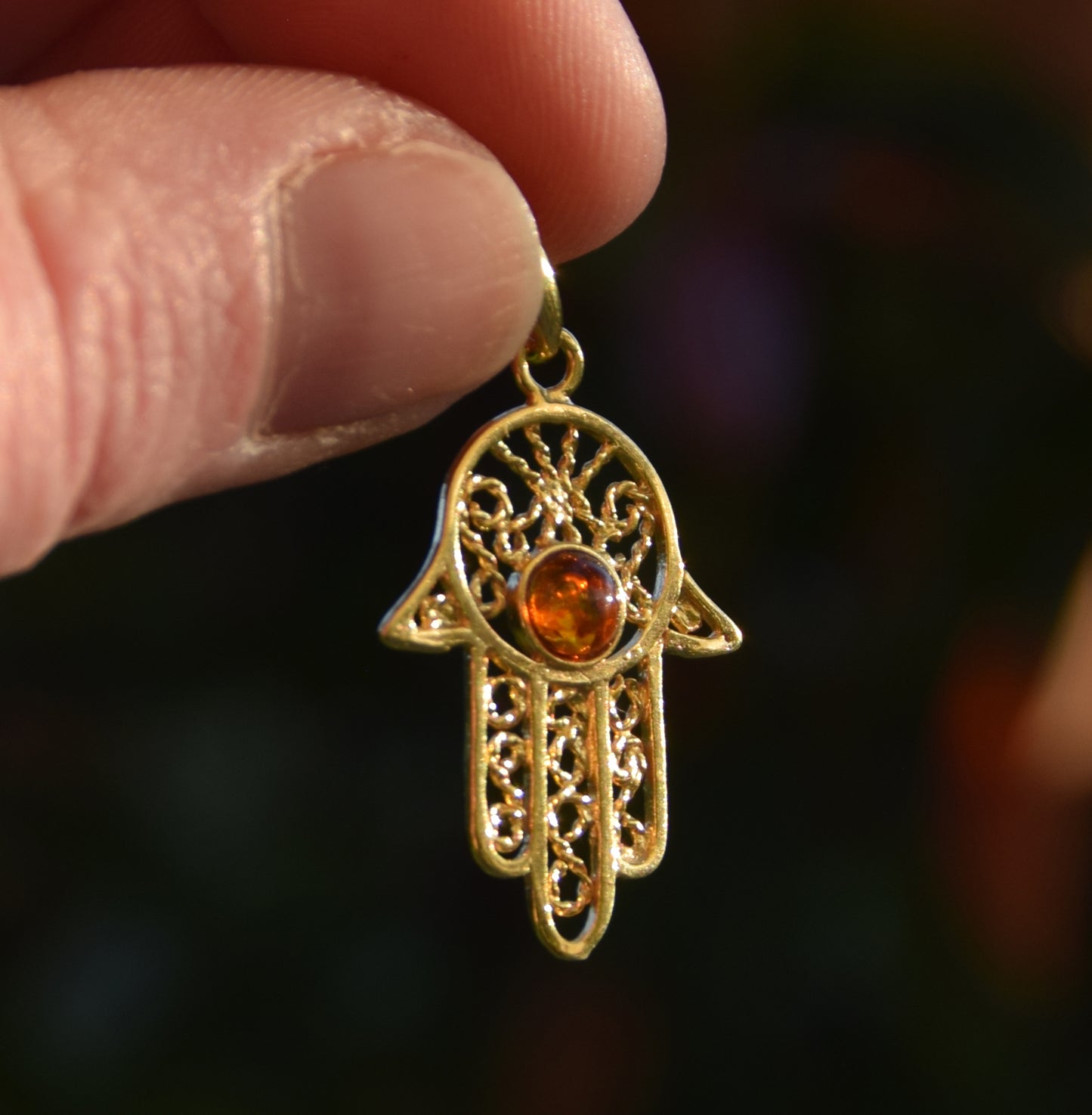Ciondolo con la mano di fatima in Ambra naturale color cognac e Argento placcato in Oro 18k, MJ Baltica, BZW030