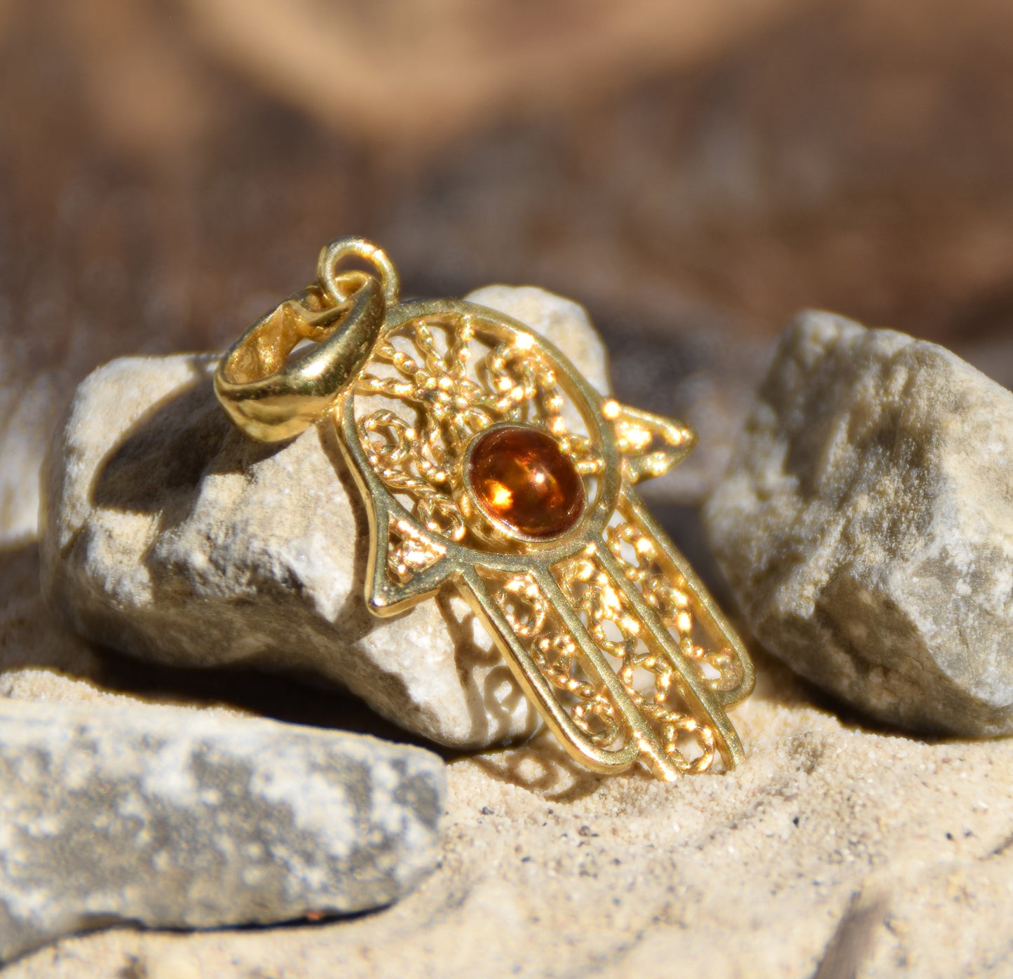 Ciondolo con la mano di fatima in Ambra naturale color cognac e Argento placcato in Oro 18k, MJ Baltica, BZW030
