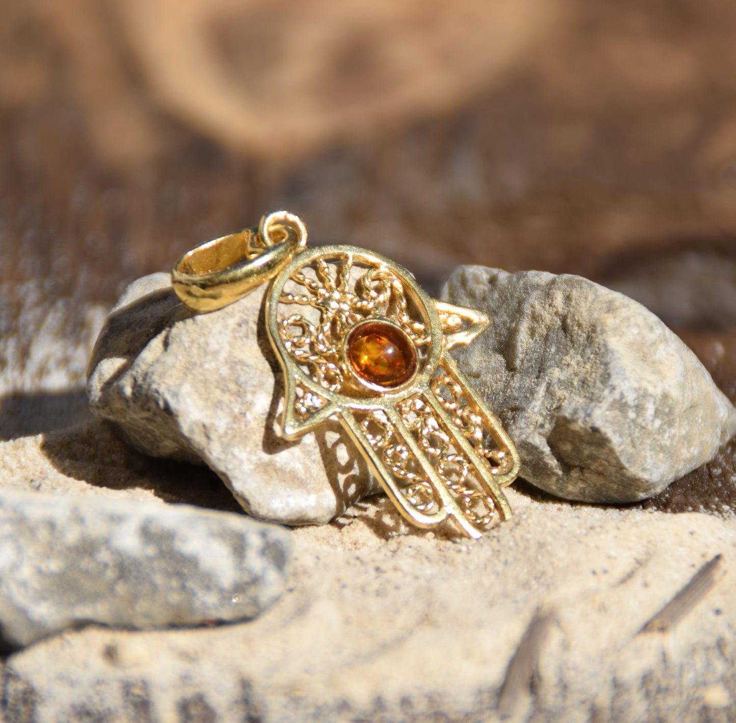 Ciondolo con la mano di fatima in Ambra naturale color cognac e Argento placcato in Oro 18k, MJ Baltica, BZW030
