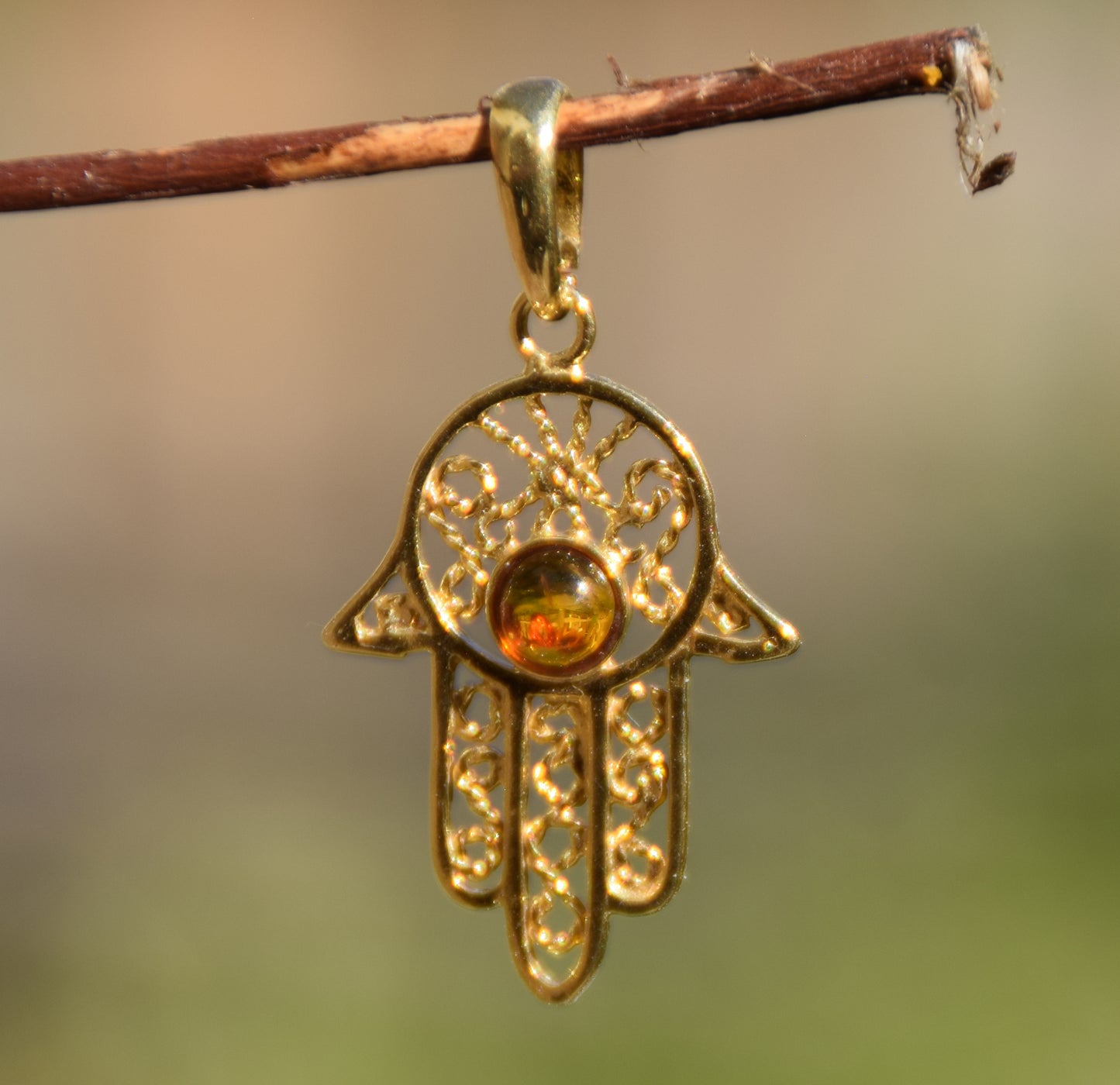 Ciondolo con la mano di fatima in Ambra naturale color cognac e Argento placcato in Oro 18k, MJ Baltica, BZW030