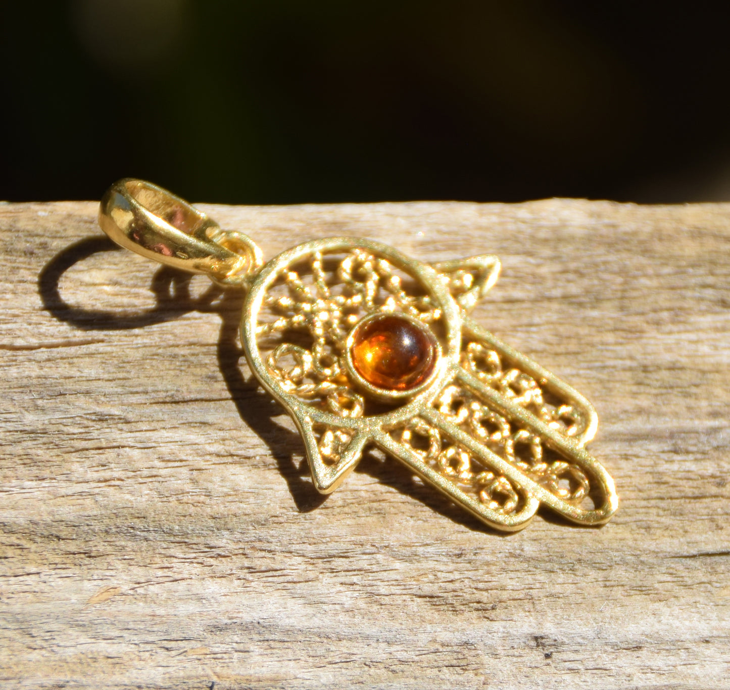 Ciondolo con la mano di fatima in Ambra naturale color cognac e Argento placcato in Oro 18k, MJ Baltica, BZW030