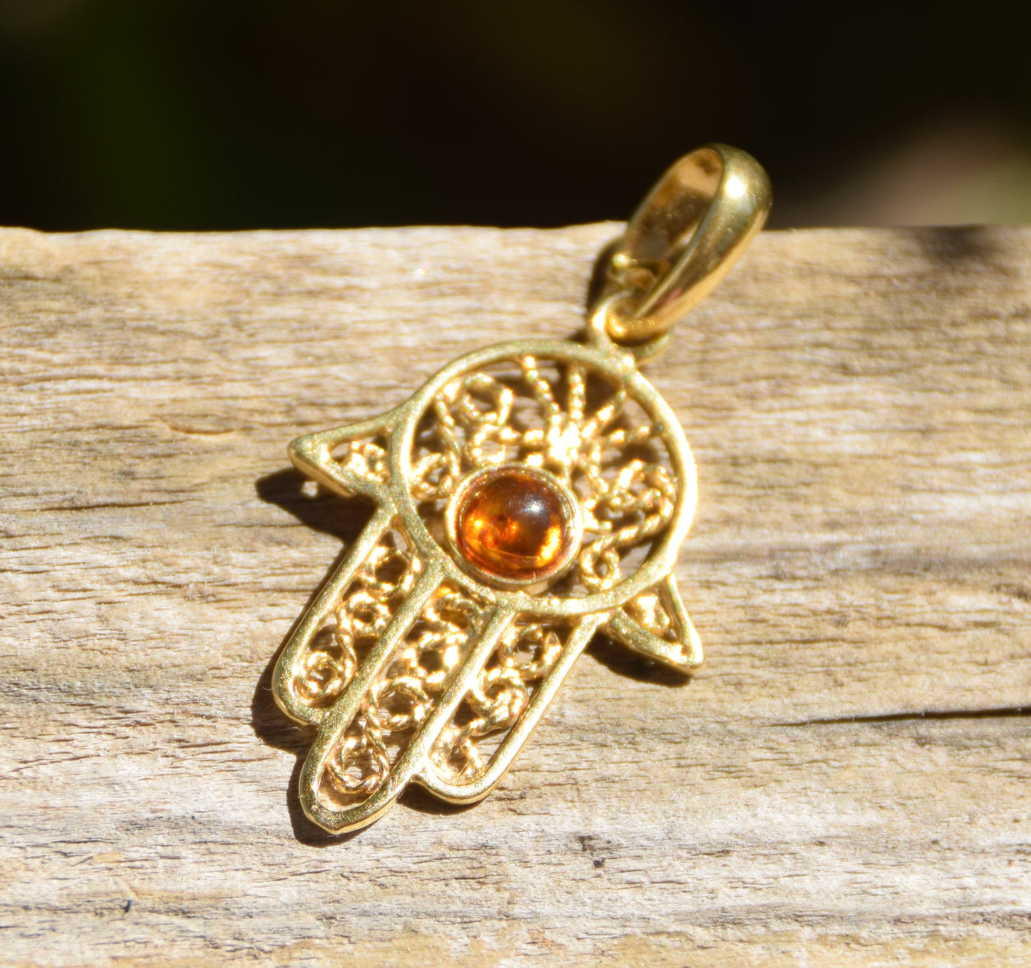Ciondolo con la mano di fatima in Ambra naturale color cognac e Argento placcato in Oro 18k, MJ Baltica, BZW030