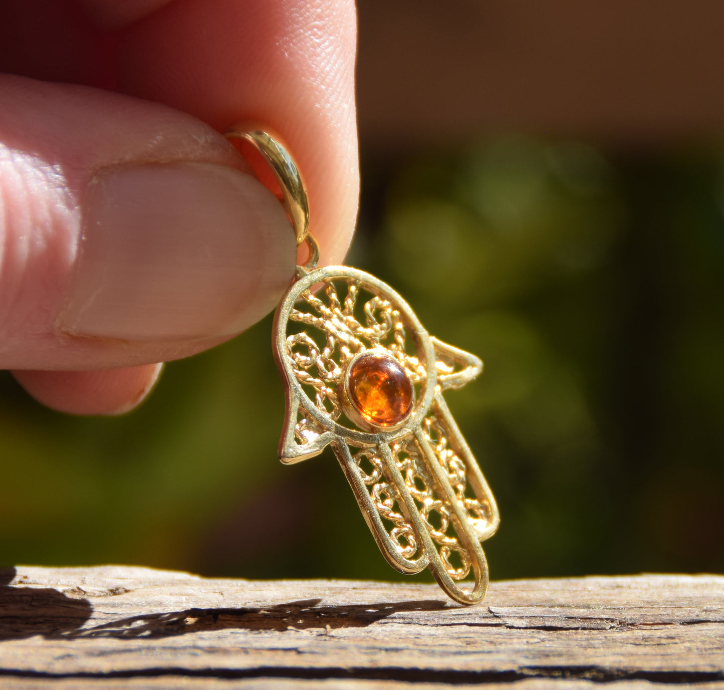 Ciondolo con la mano di fatima in Ambra naturale color cognac e Argento placcato in Oro 18k, MJ Baltica, BZW030