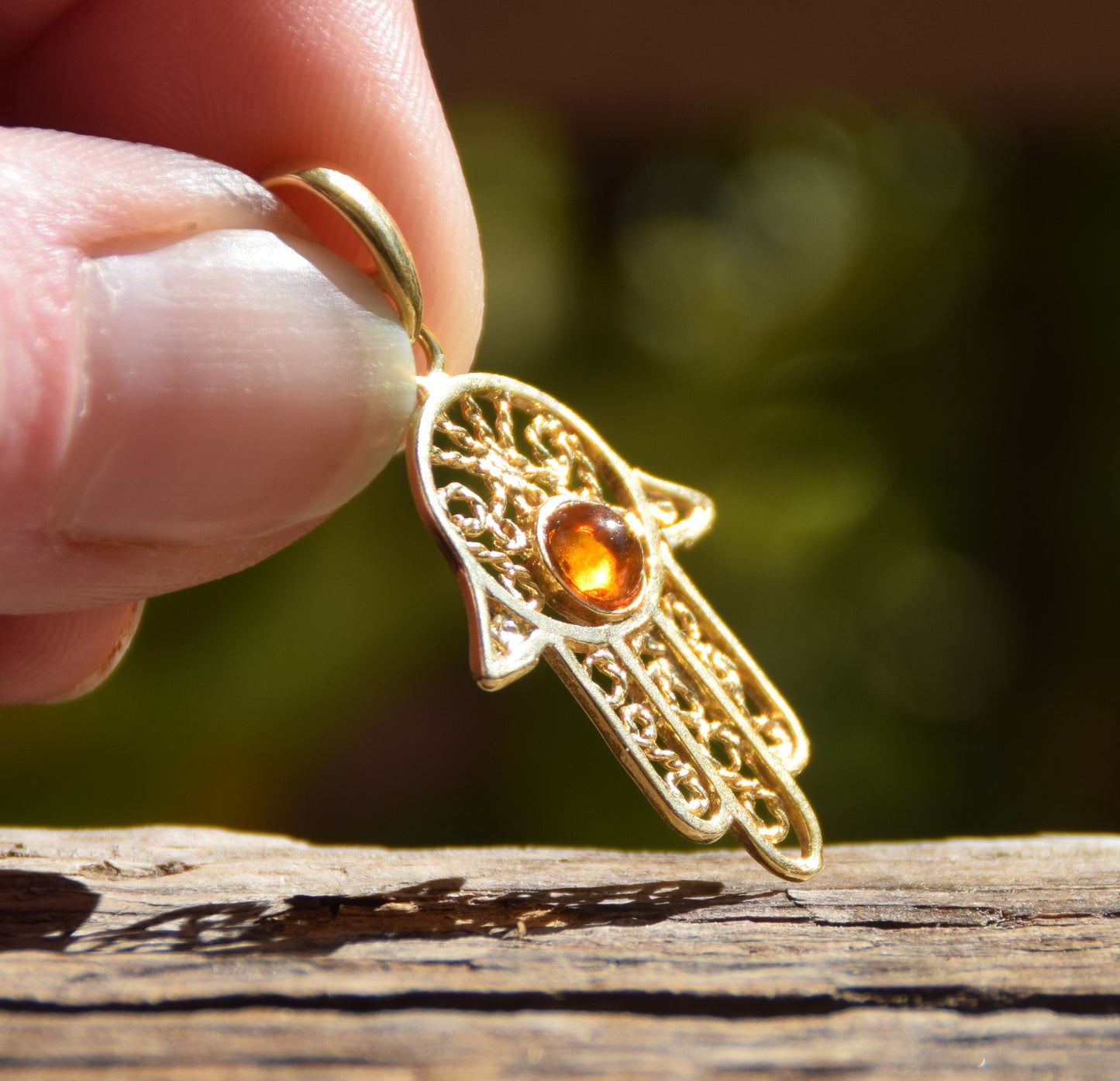 Ciondolo con la mano di fatima in Ambra naturale color cognac e Argento placcato in Oro 18k, MJ Baltica, BZW030