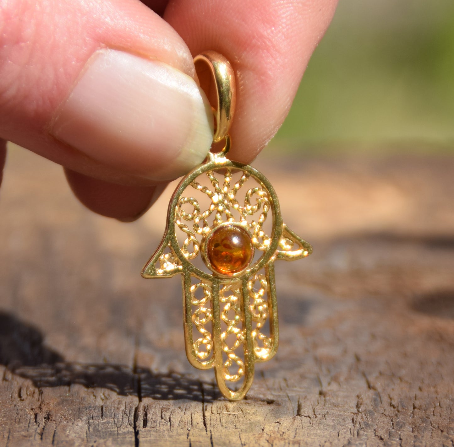 Ciondolo con la mano di fatima in Ambra naturale color cognac e Argento placcato in Oro 18k, MJ Baltica, BZW030