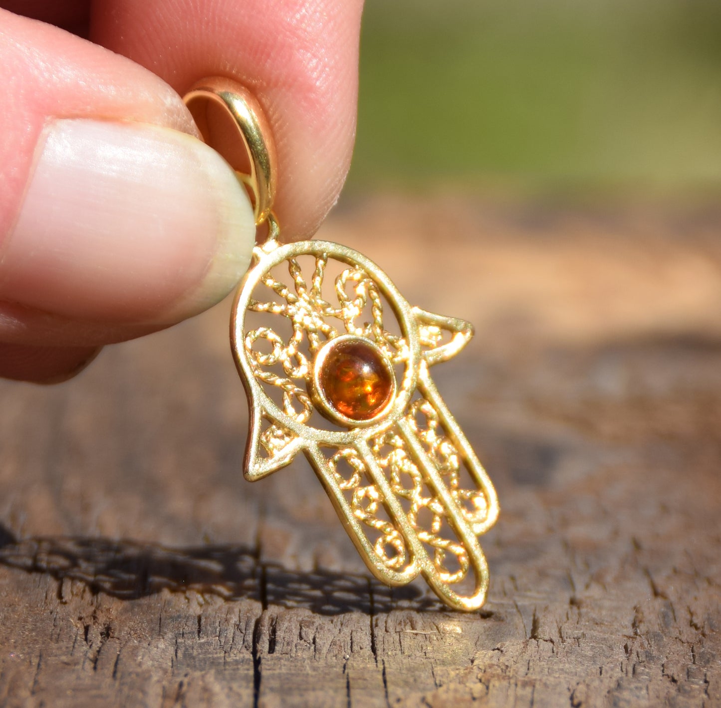 Ciondolo con la mano di fatima in Ambra naturale color cognac e Argento placcato in Oro 18k, MJ Baltica, BZW030